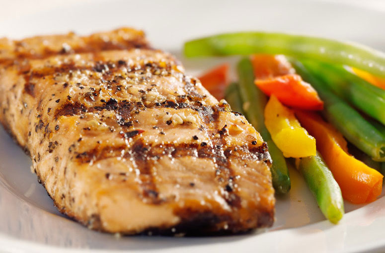 photodune-3215532-grilled-salmon-with-vegetables-s